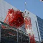 Una gru è stata distrutta a Tokyo dal forte vento