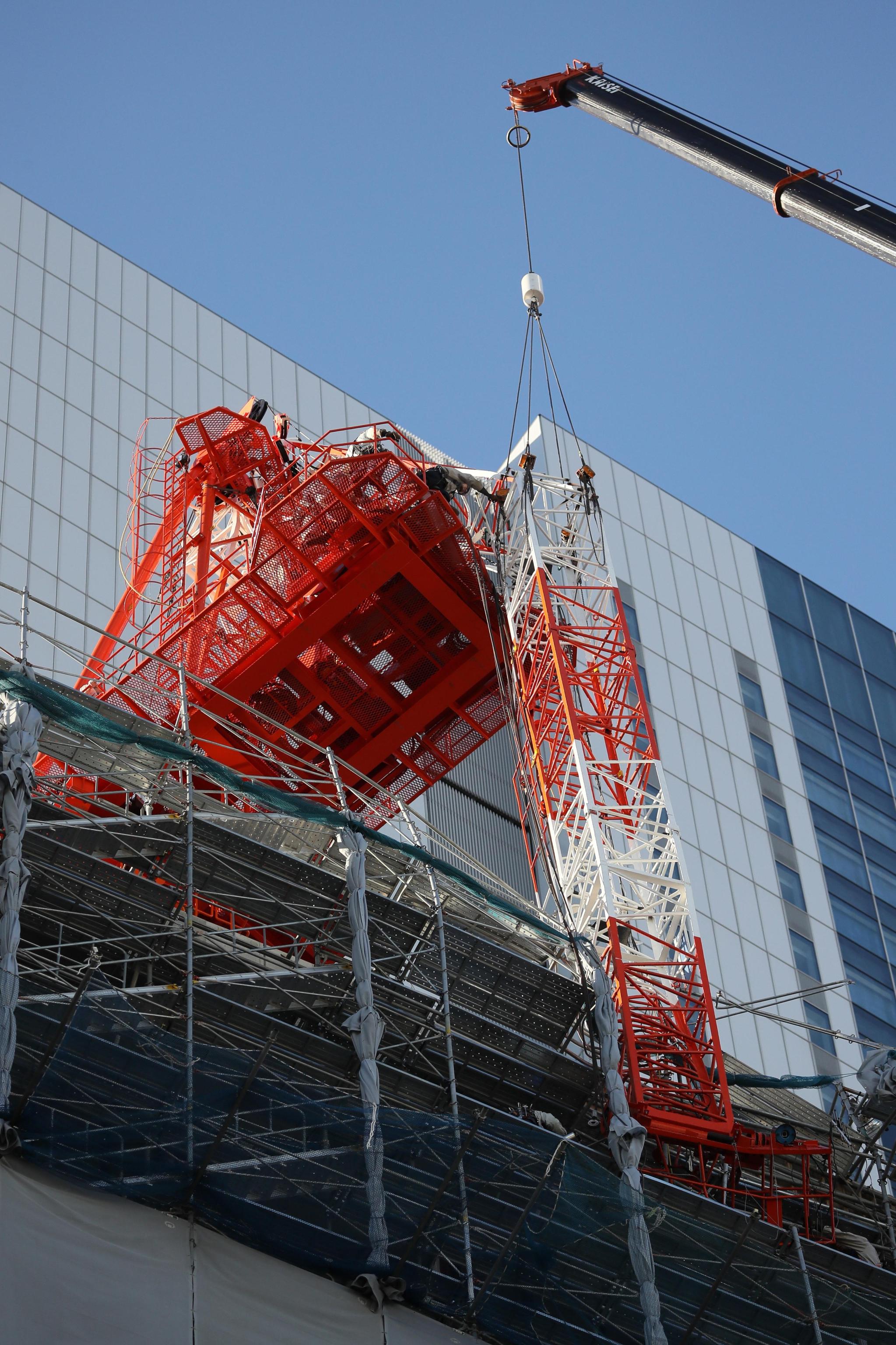 Una gru è stata distrutta a Tokyo dal forte vento
