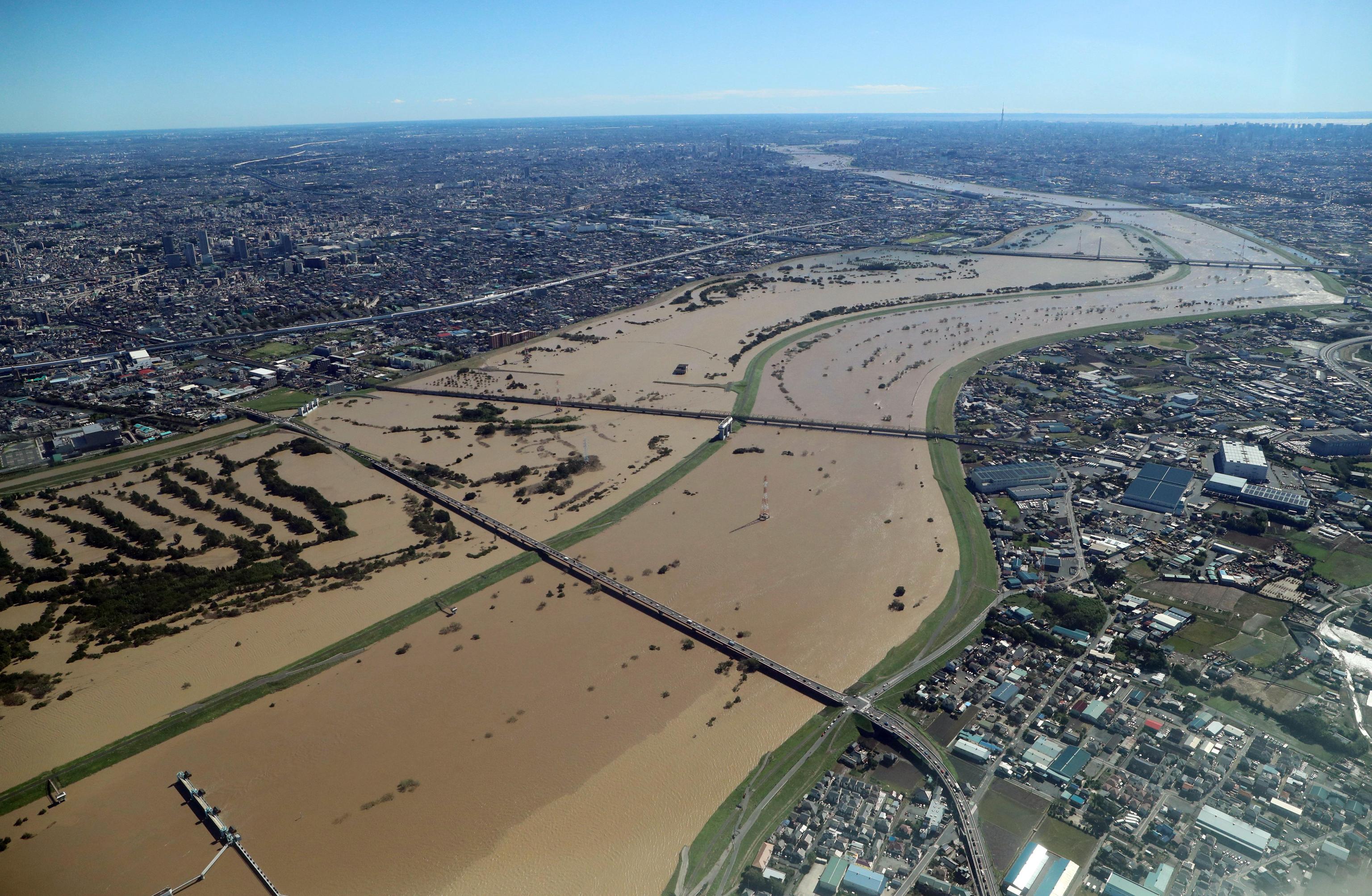 Un'immagine aerea fa vedere il fiume Arakawa straripante. Il corso d'acqua passa tra le prefetture di Tokyo e Saitama
