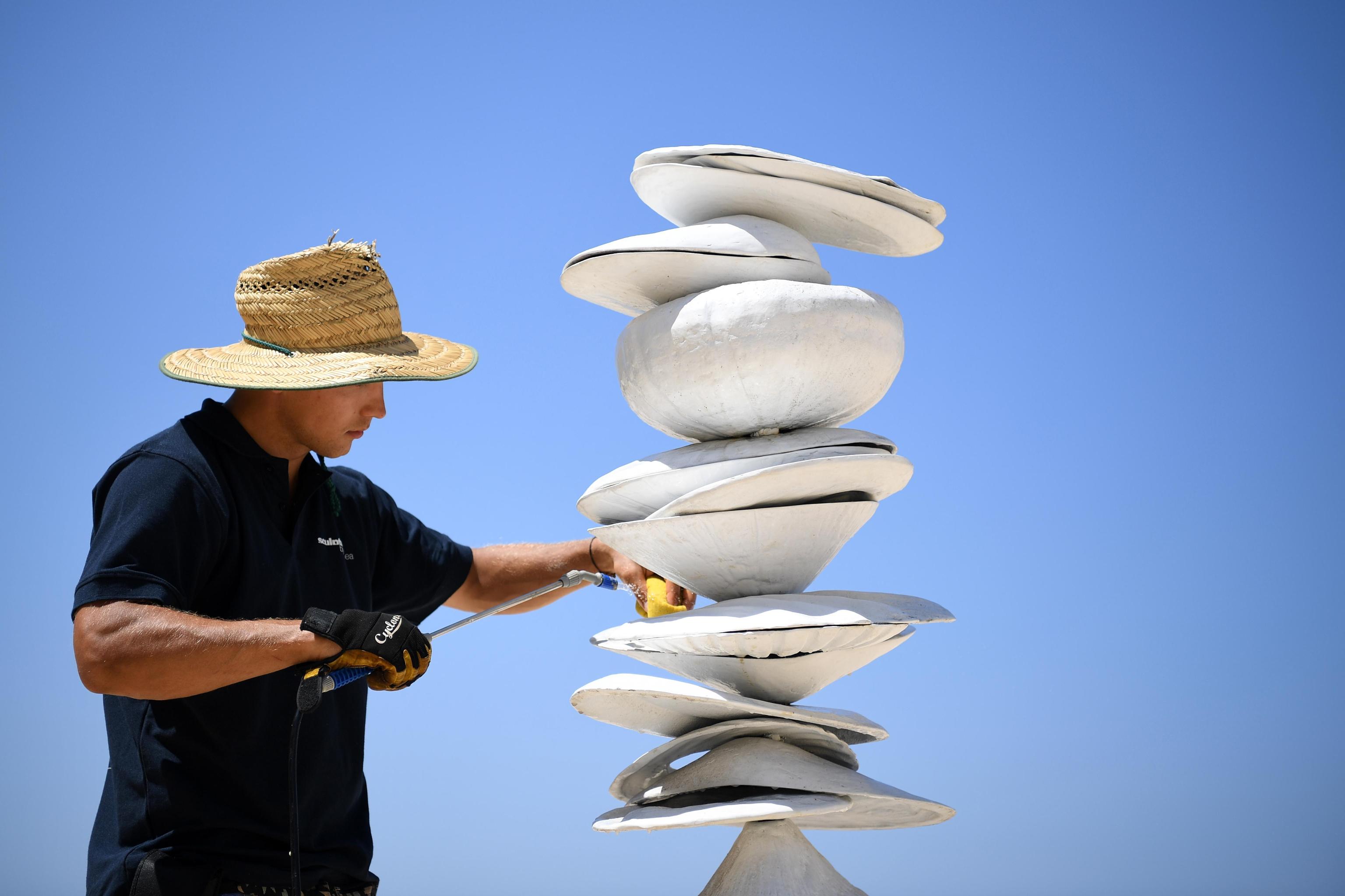 Un addetto cura "Sky is the Limit" dell'artista Evi Savvaidi