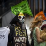 Un manifestante indossa una maschera antigas per lanciare un forte segnale Un manifestante indossa una maschera antigas per lanciare un forte segnale