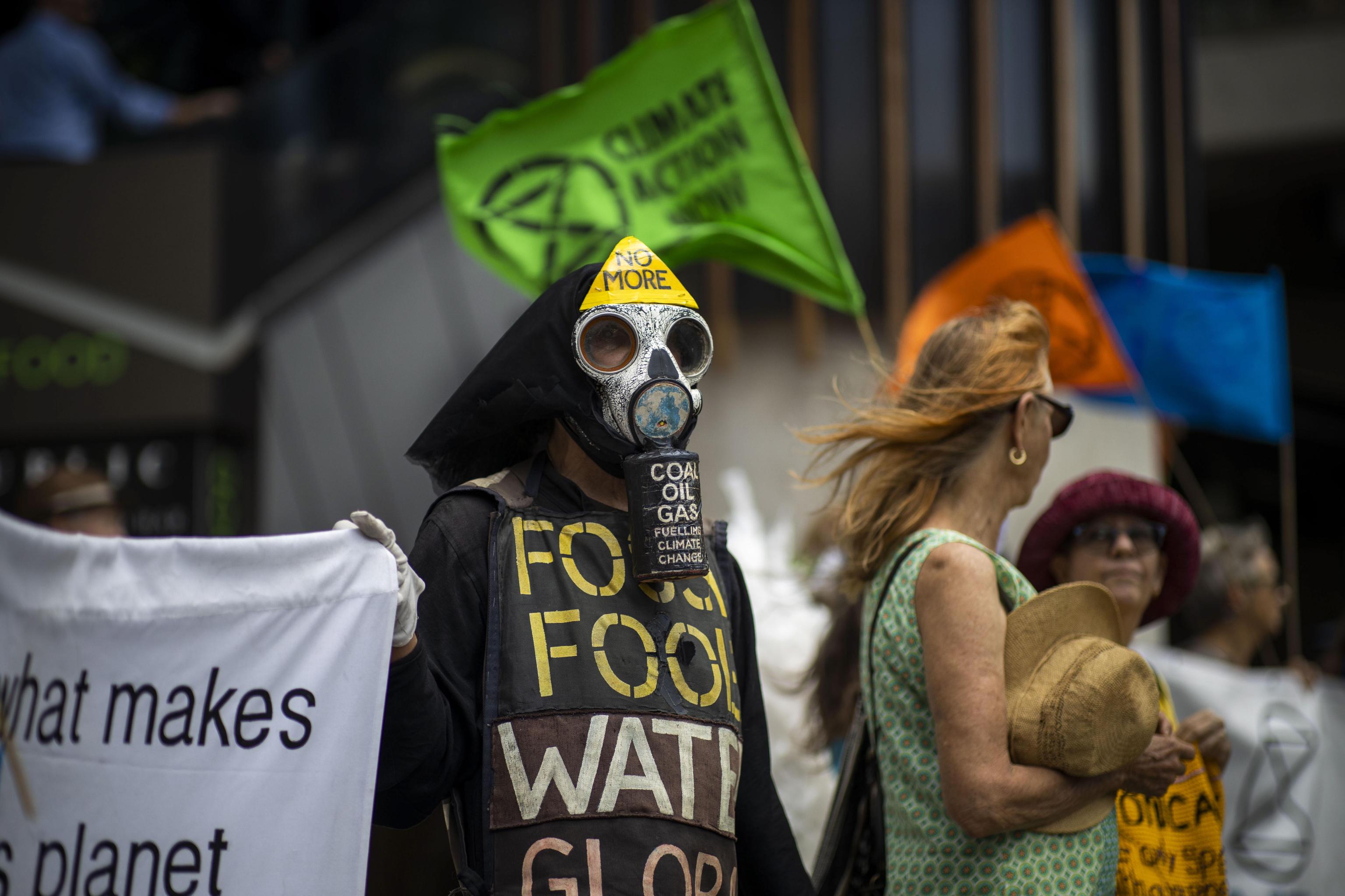 Un manifestante indossa una maschera antigas per lanciare un forte segnale