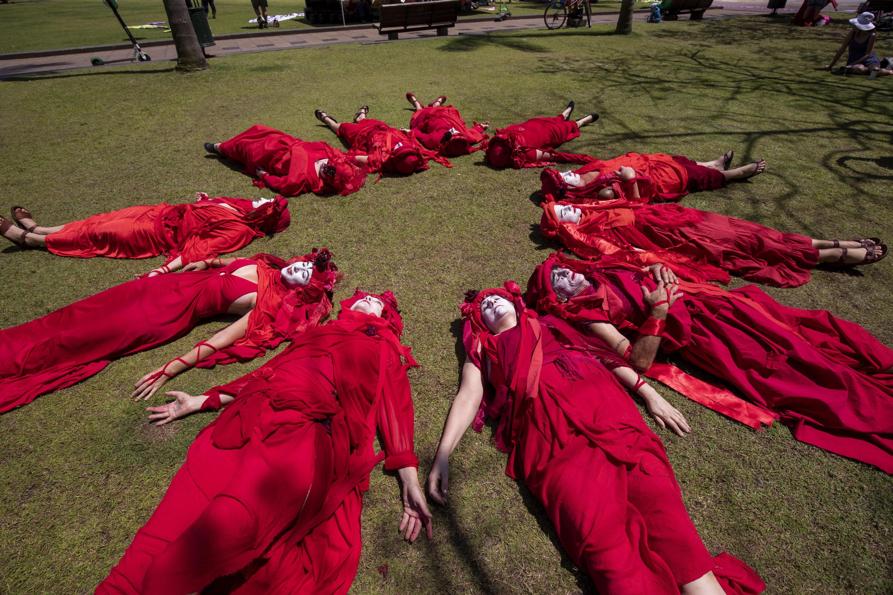 Alcuni manifestanti sdraiati in cerchio su un prato a Brisbane Alcuni manifestanti sdraiati in cerchio su un prato a Brisbane