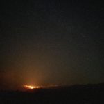 Le fiamme cominciano gradualmente a sormontare il cielo stellato della California