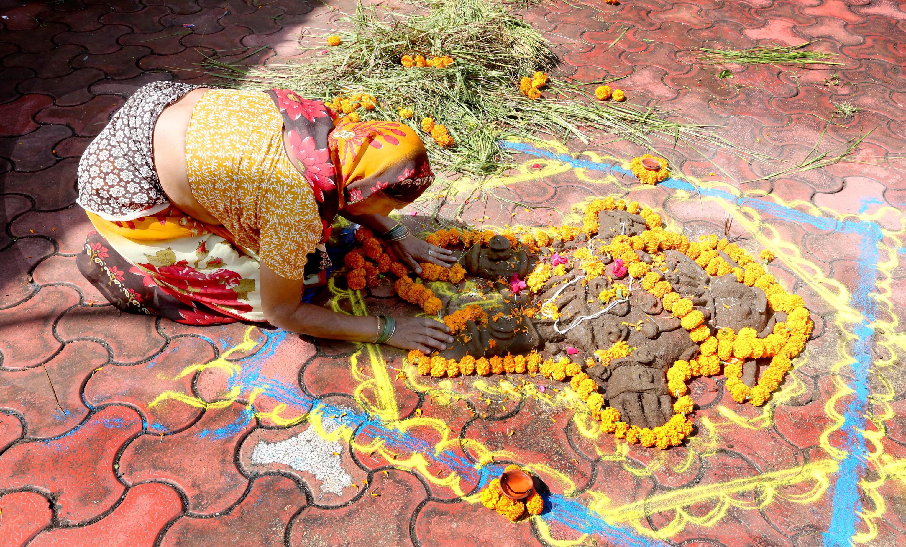 Una donna indiana in occasione del Diwali, a Bhopal in India