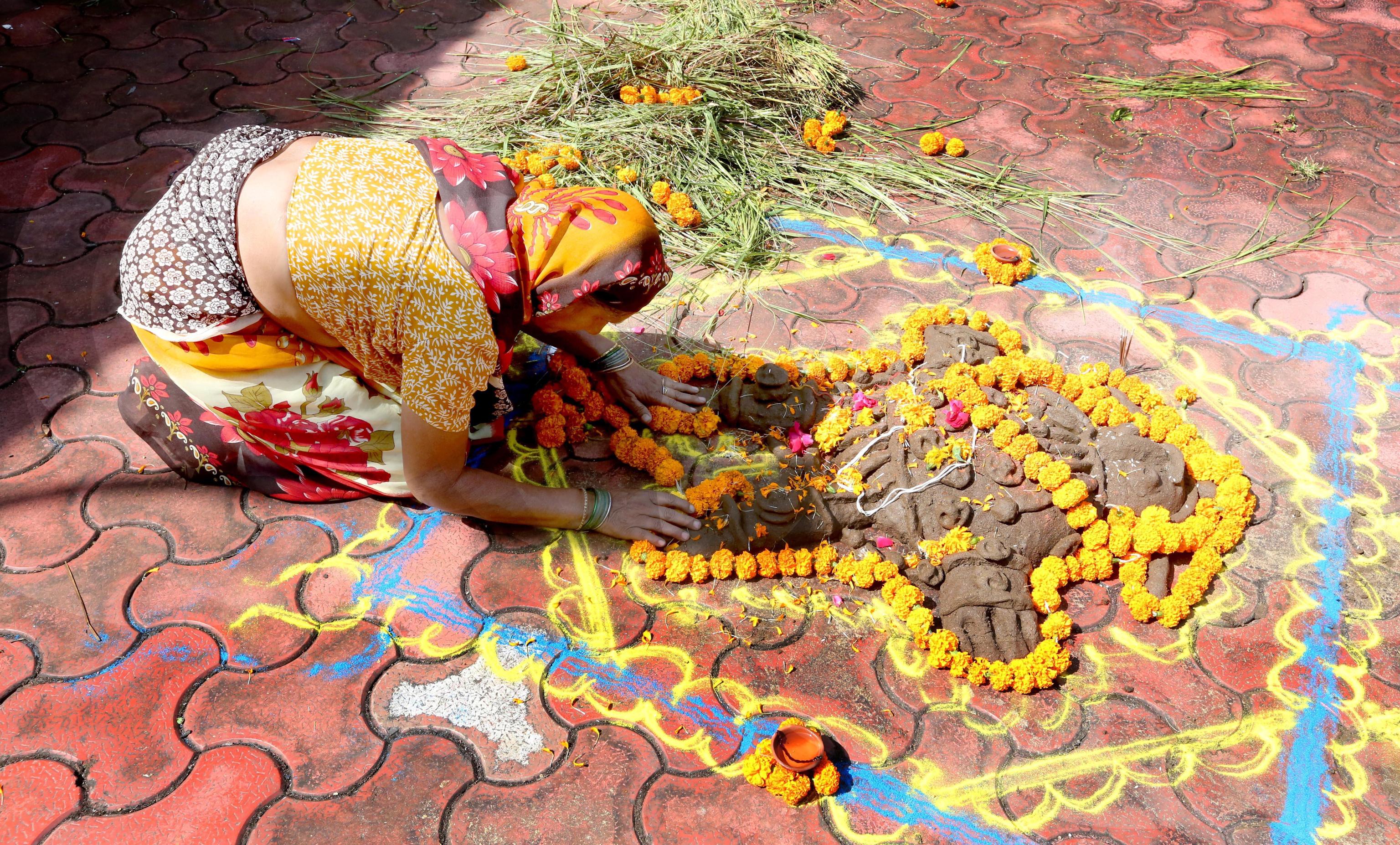 Una donna indiana in occasione del Diwali, a Bhopal in India