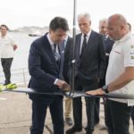 Un progettista dell'imbarcazione assieme al presidente Giuseppe Conte