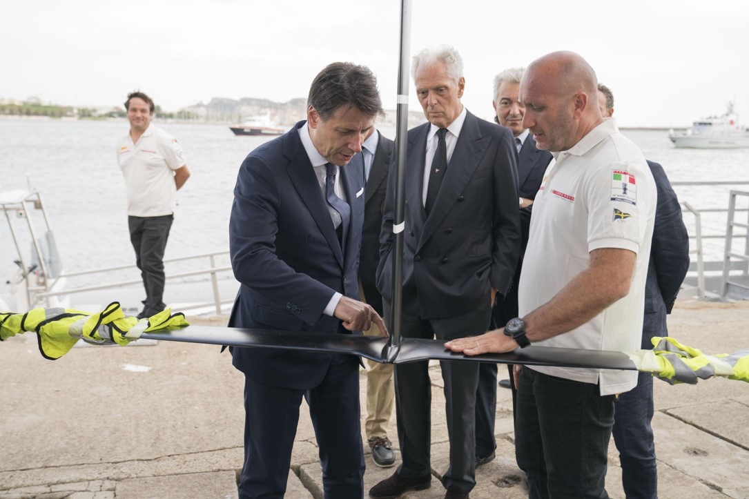 Un progettista dell'imbarcazione assieme al presidente Giuseppe Conte