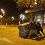 Manifestanti usano un cassonetto per creare una barricata ieri notte a Girona