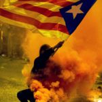 Le proteste sono arrivate anche a Girona. Qui un manifestante indipendentista sventola la bandiera catalana