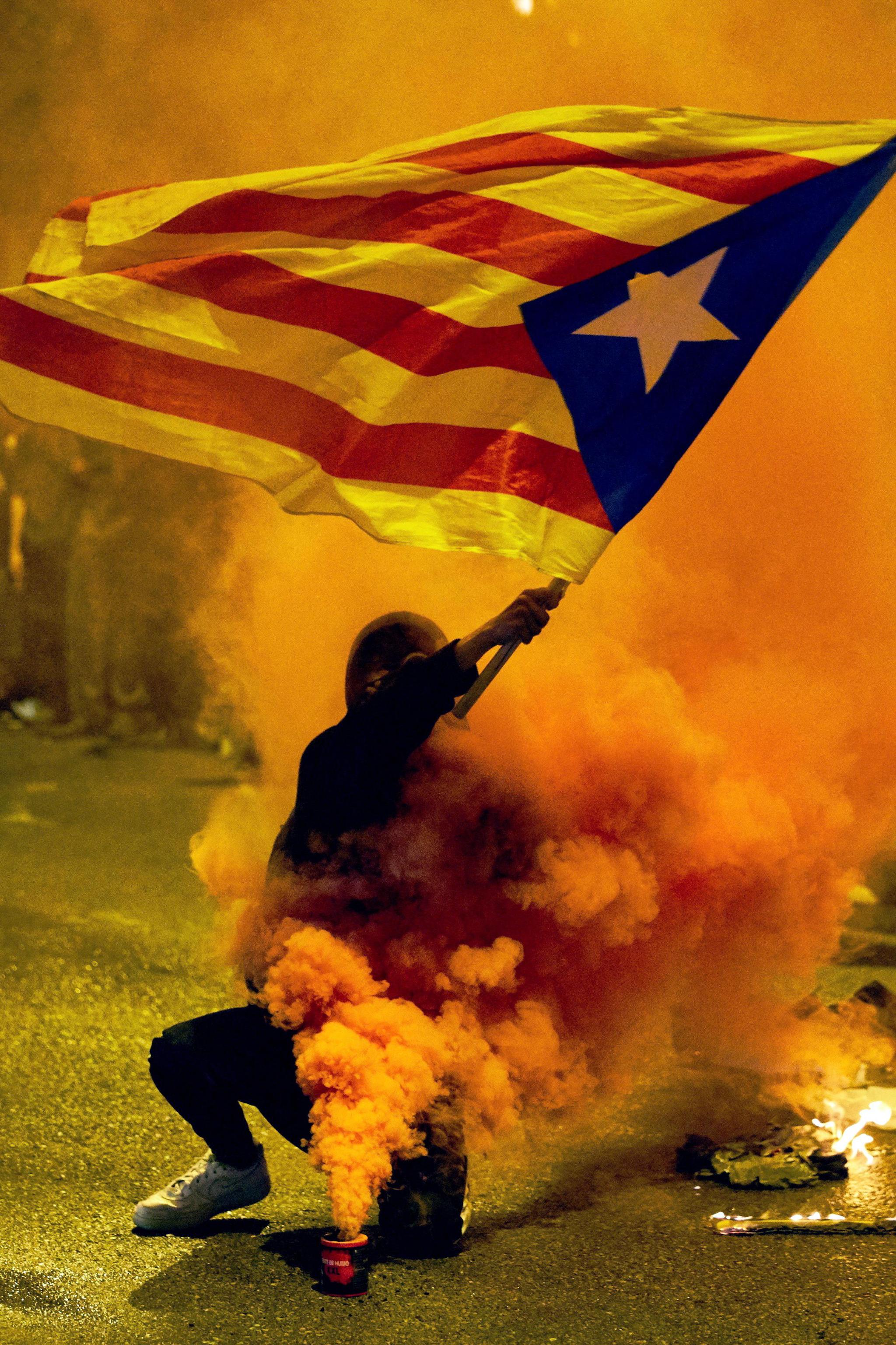 Le proteste sono arrivate anche a Girona. Qui un manifestante indipendentista sventola la bandiera catalana