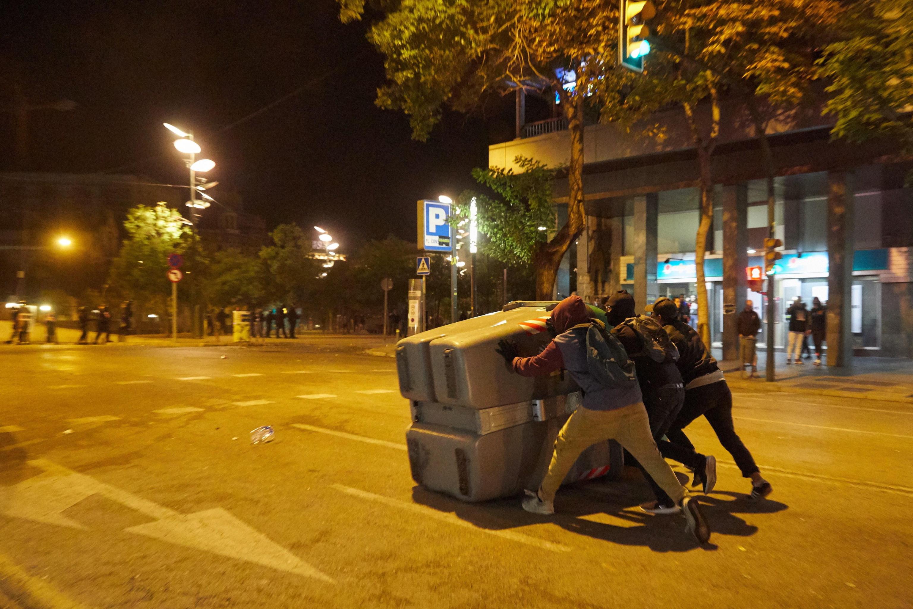 Manifestanti usano un cassonetto per creare una barricata ieri notte a Girona