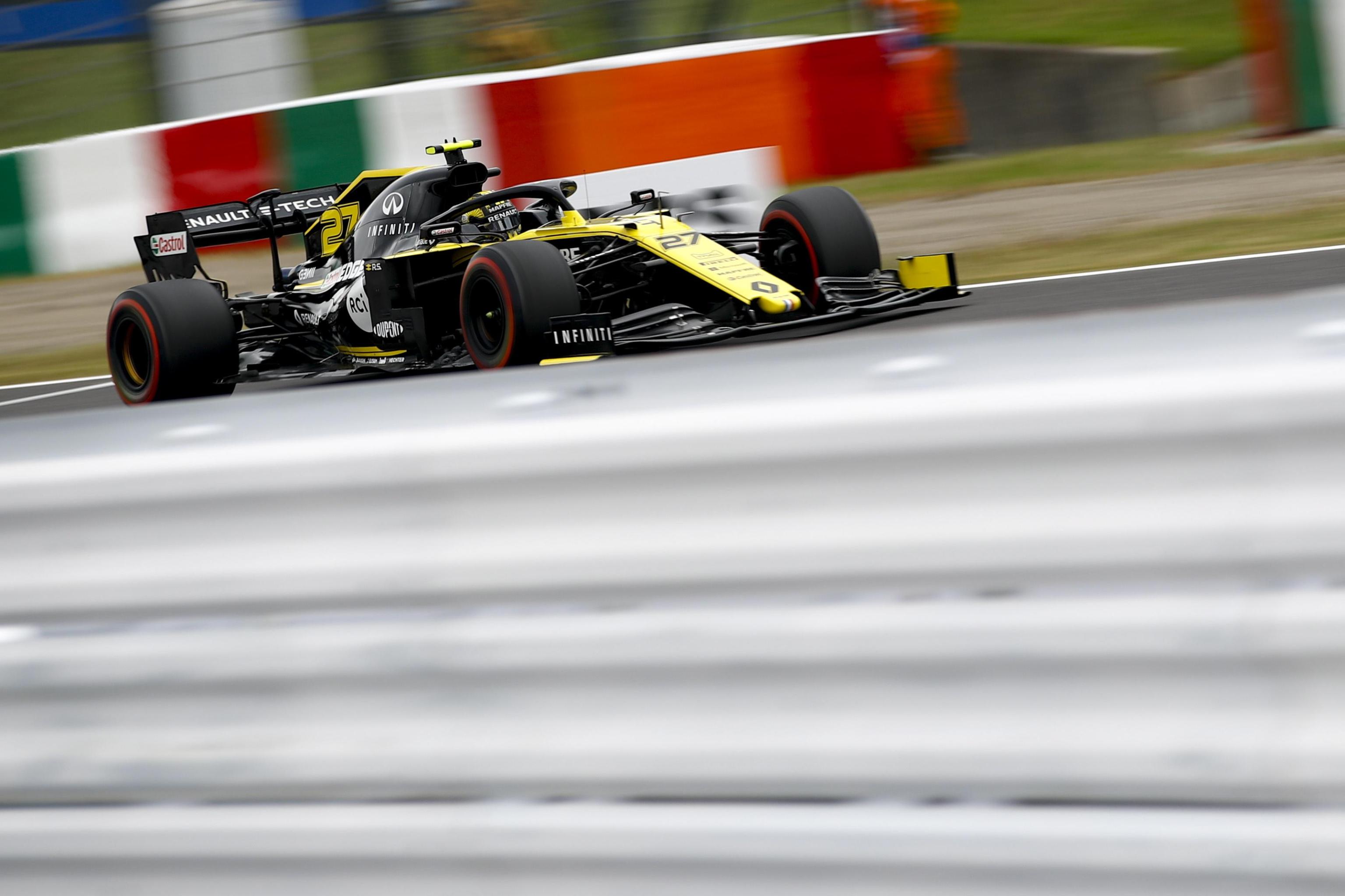 La Renault di Niko Hulkenberg contende il quarto posto alla Mclaren