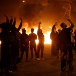 Il fuoco appiccato dai manifestanti a favore dell'indipendenza della Catalogna, ieri notte a Barcellona