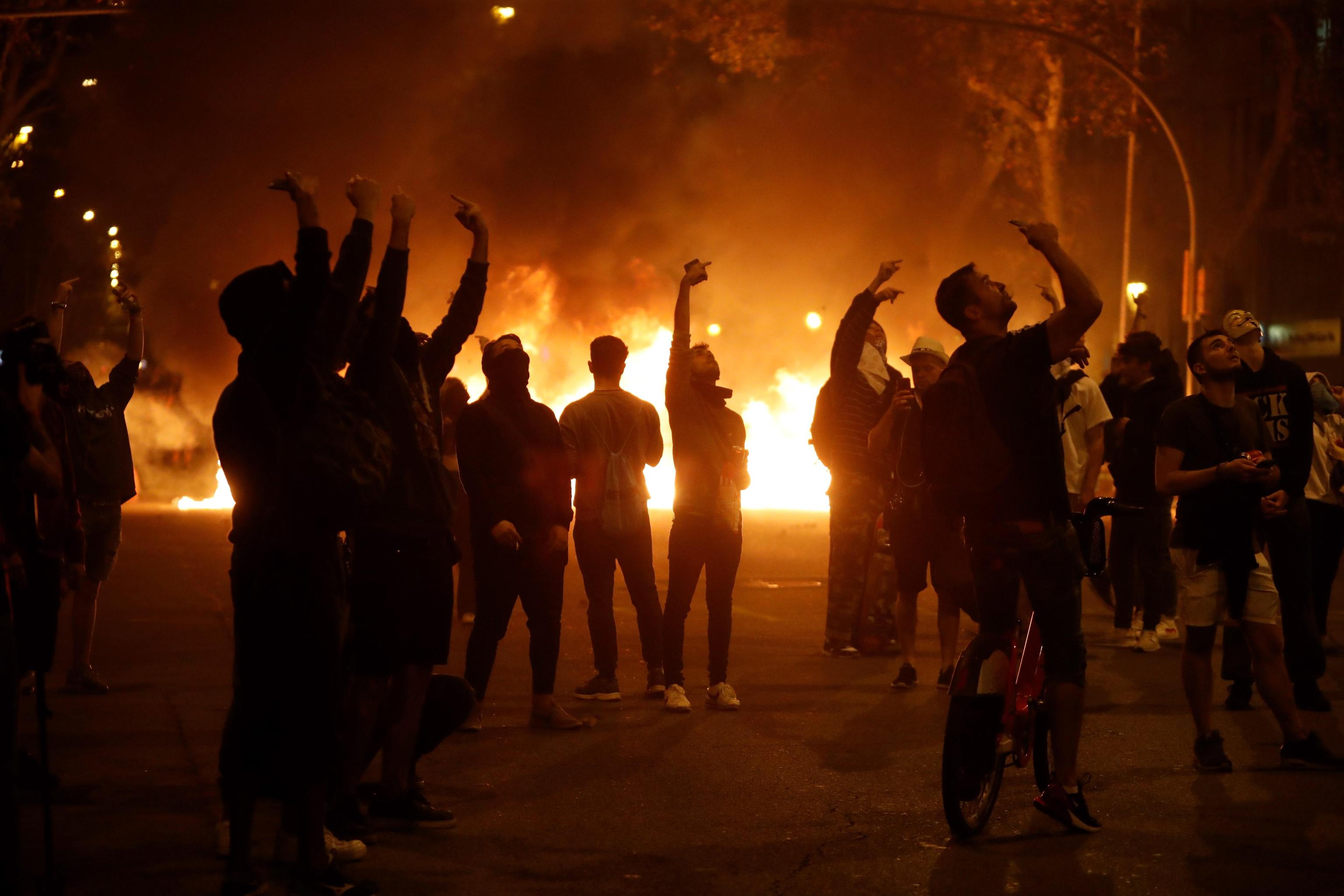 Il fuoco appiccato dai manifestanti a favore dell'indipendenza della Catalogna, ieri notte a Barcellona