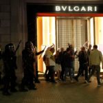 Un gruppo di persone, scortate dalla polizia catalana nella notte