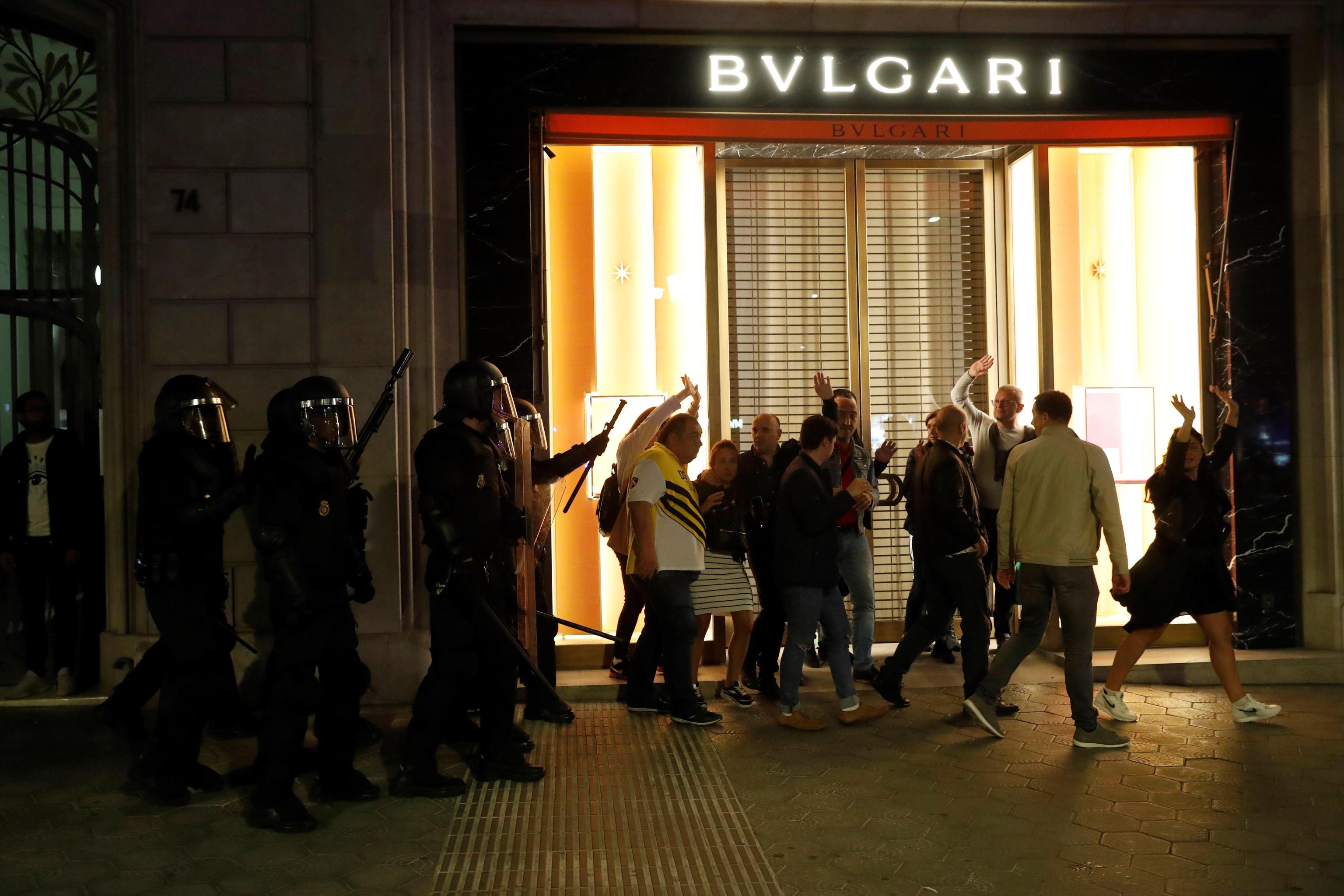 Un gruppo di persone, scortate dalla polizia catalana nella notte