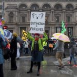 Attivisti sotto la neve a Melbourne Attivisti sotto la neve a Melbourne