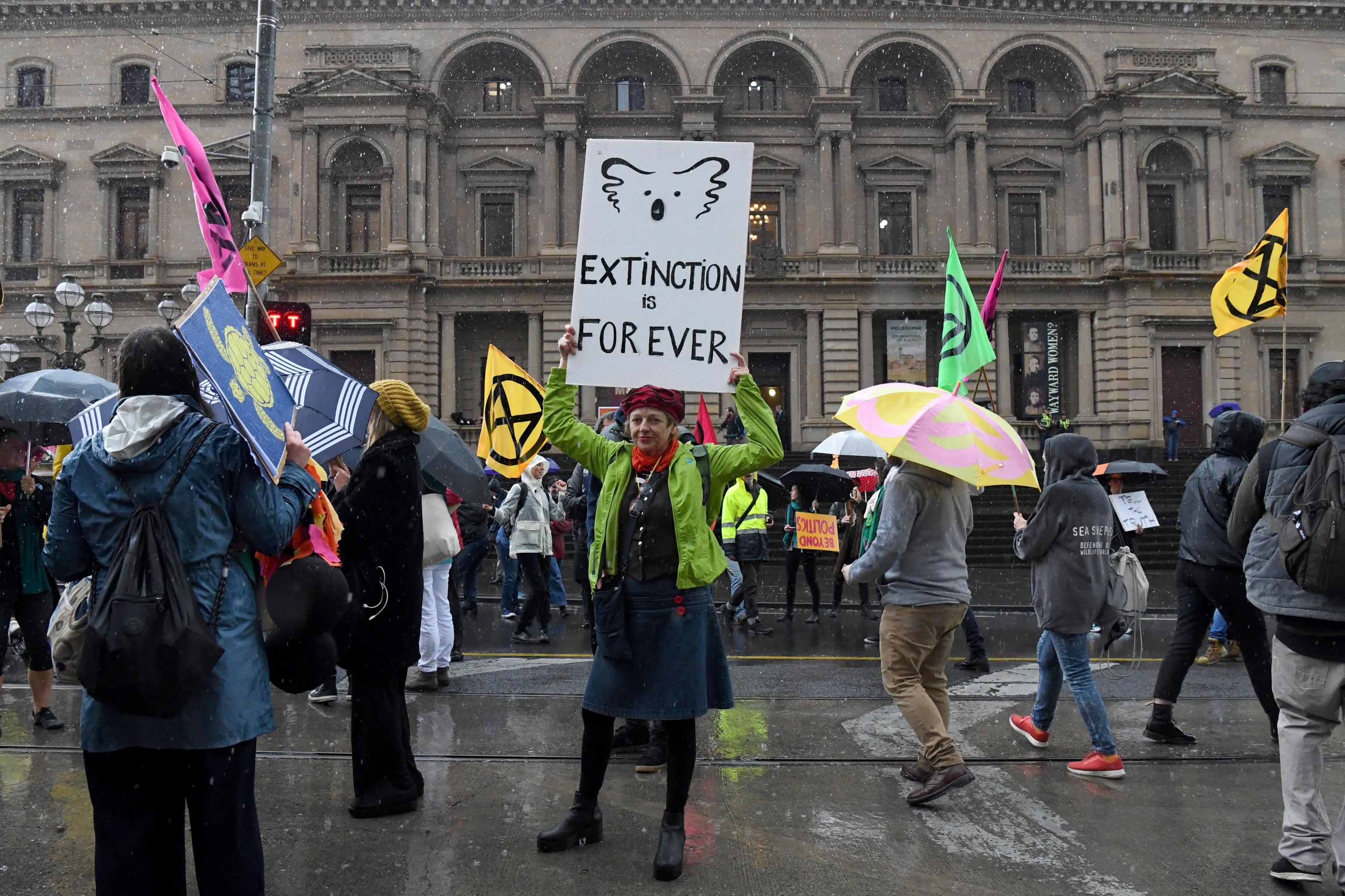 Attivisti sotto la neve a Melbourne