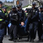 Un protestante arrestato a Melbourne Un protestante arrestato a Melbourne
