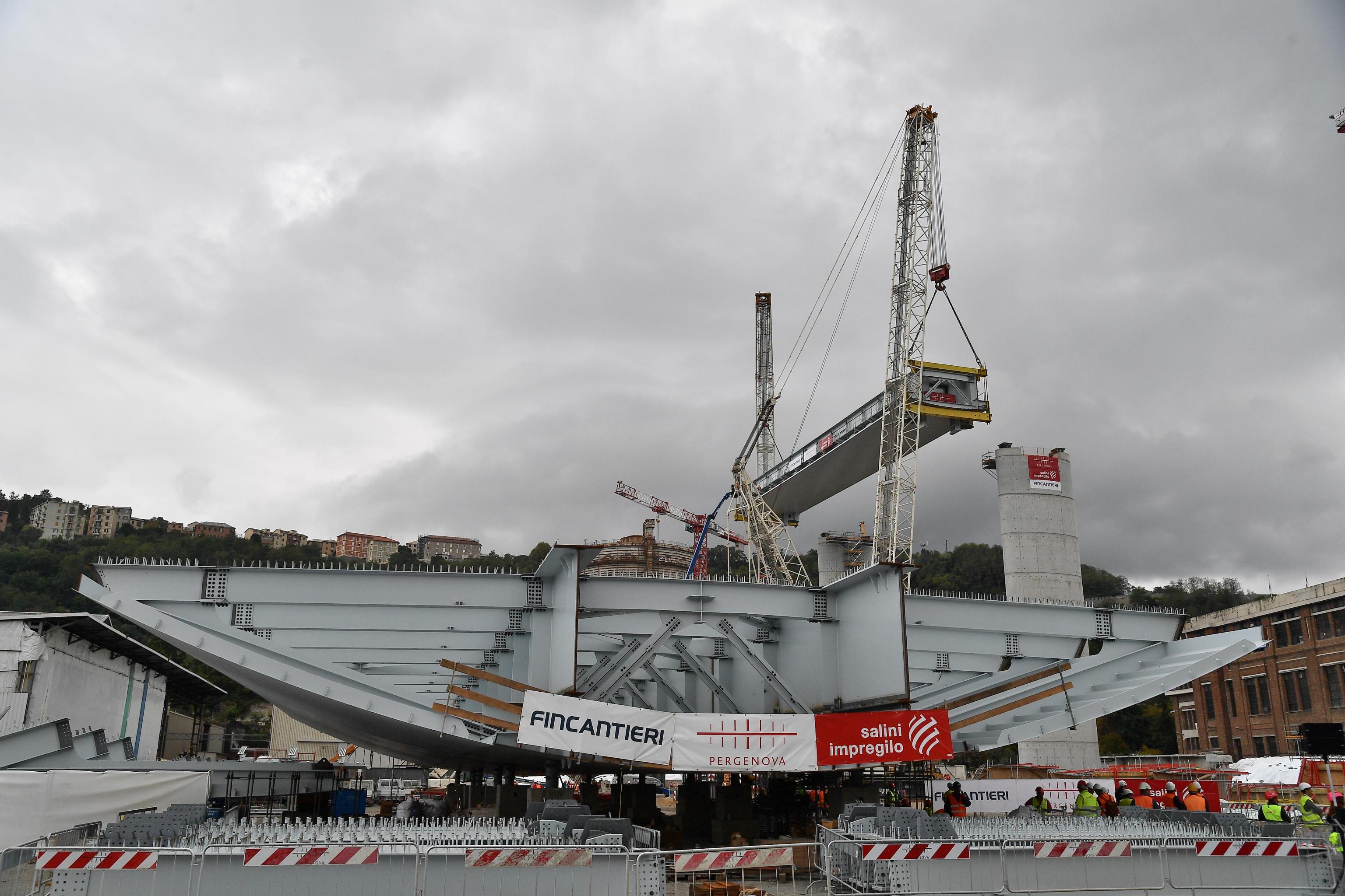 "Come ha detto più volte in questi mesi Renzo Piano, nel ponte c'è il Dna dei genovesi: forte come l'acciaio e somiglia a una nave" ha aggiunto Bucci