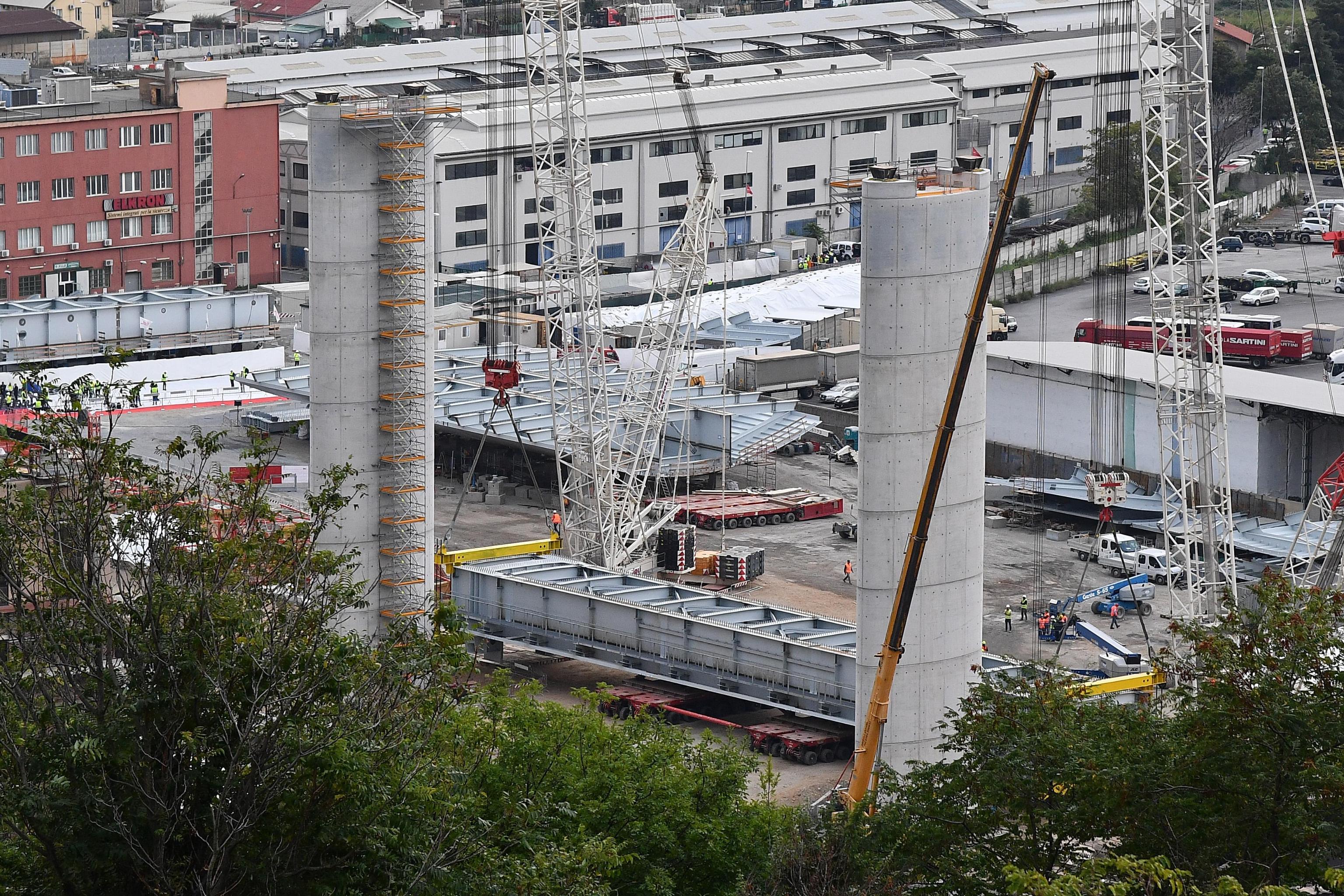 I primi 50 metri di acciaio del nuovo ponte sono stati issati fra le pile 5 e 6 di oltre 40 metri di altezza