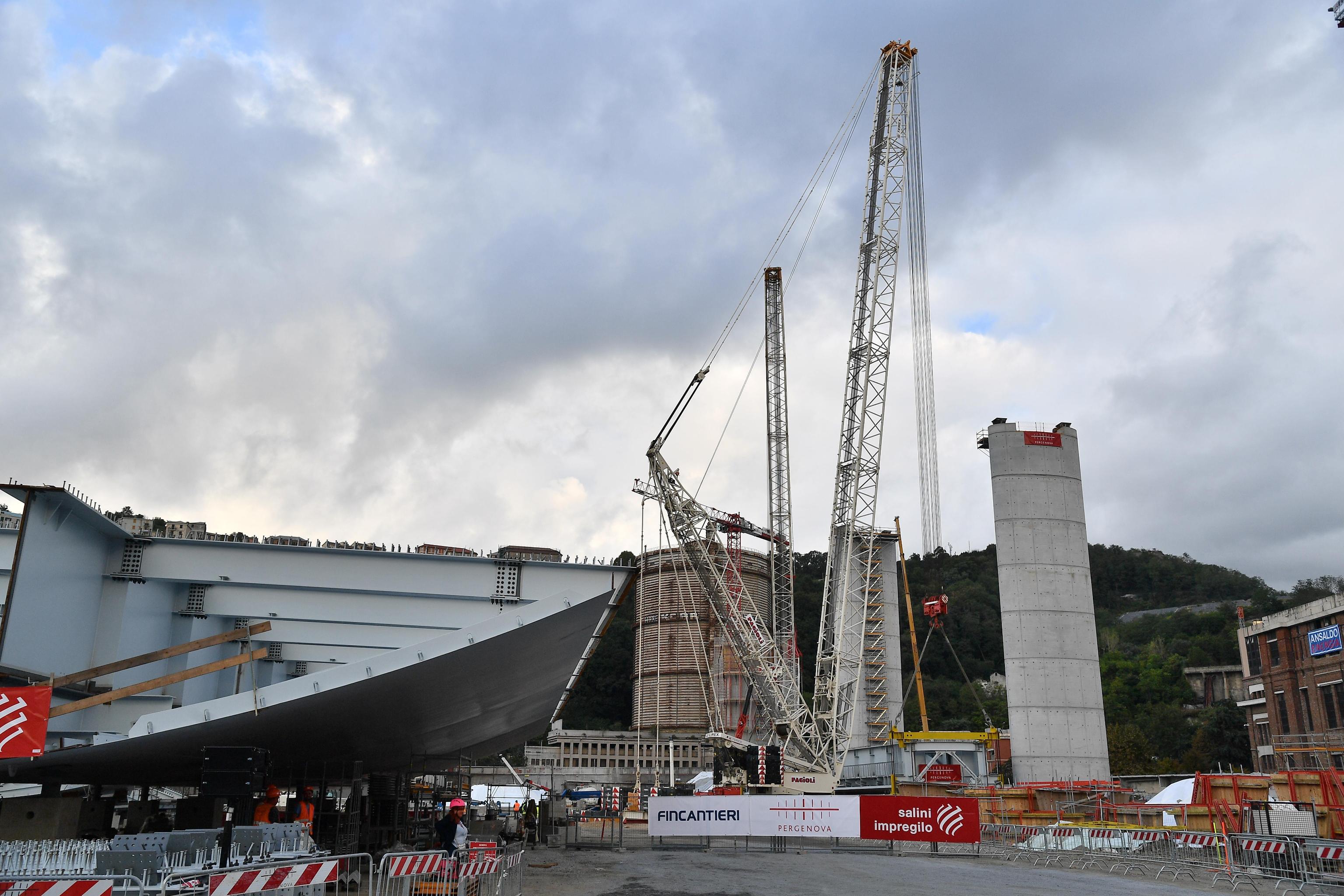 Questa mattina, dalle 10.11, è stato dato il via alle operazioni di inaugurazione in quota del primo impalcato del nuovo ponte di Genova