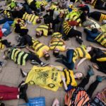 Numerosi manifestanti travestiti da api Numerosi manifestanti travestiti da api