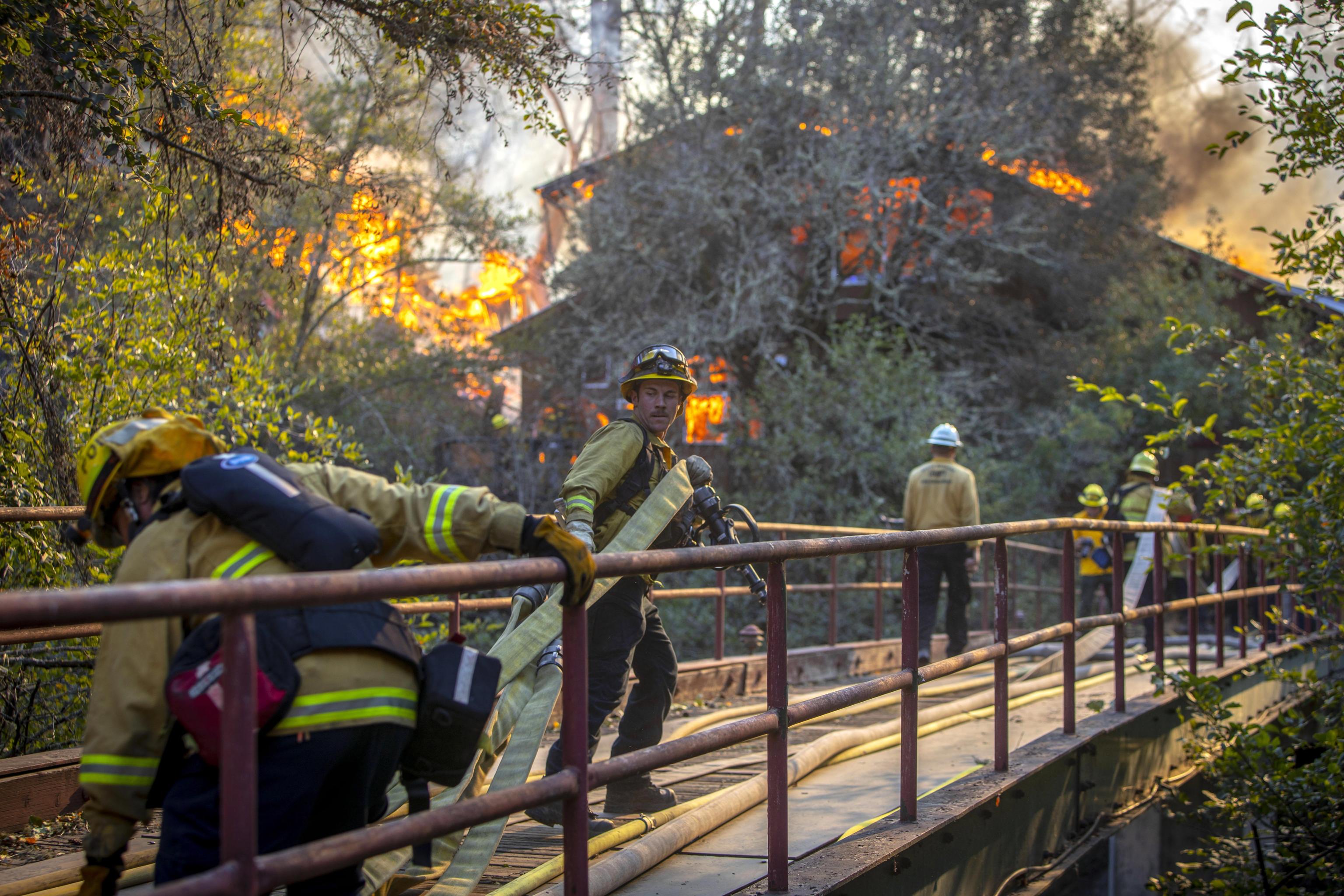 I vigili del fuoco cercano di spegnere le fiamme di un incendio che sembra indomabile