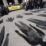 Sono molti i casi di violenze e torture perpetrati dai militari: l'associazione delle vittime della dittatura di Pinochet ha per questo organizzato un sit-in di fronte alla Corte di Giustizia di Santiago Sono molti i casi di violenze e torture perpetrati dai militari: l'associazione delle vittime della dittatura di Pinochet ha per questo organizzato un sit-in di fronte alla Corte di Giustizia di Santiago