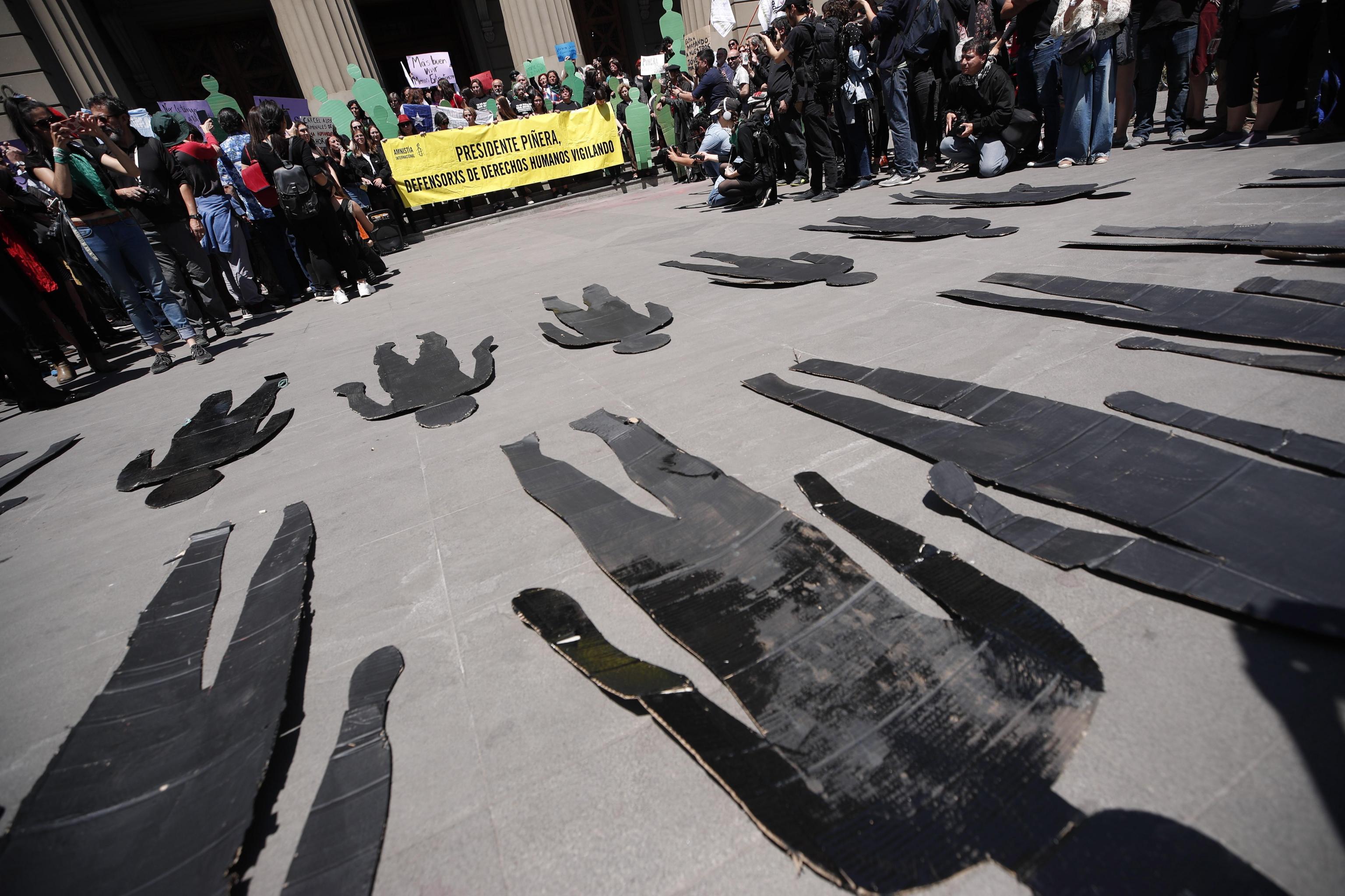 Sono molti i casi di violenze e torture perpetrati dai militari: l'associazione delle vittime della dittatura di Pinochet ha per questo organizzato un sit-in di fronte alla Corte di Giustizia di Santiago Sono molti i casi di violenze e torture perpetrati dai militari: l'associazione delle vittime della dittatura di Pinochet ha per questo organizzato un sit-in di fronte alla Corte di Giustizia di Santiago