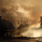 I pompieri cercano di spegnere le fiamme appiccate dai manifestanti durante le proteste I pompieri cercano di spegnere le fiamme appiccate dai manifestanti durante le proteste