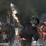 Durante le proteste i manifestanti hanno lanciato contro le forze dell'ordine anche delle bombe molotov Durante le proteste i manifestanti hanno lanciato contro le forze dell'ordine anche delle bombe molotov