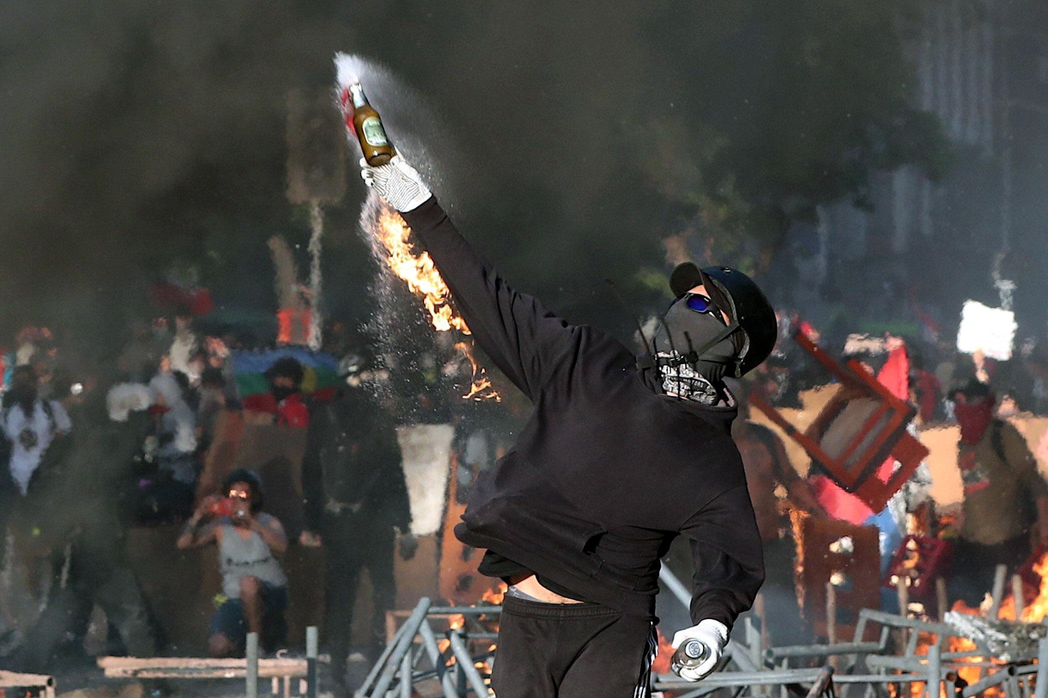 Durante le proteste i manifestanti hanno lanciato contro le forze dell'ordine anche delle bombe molotov Durante le proteste i manifestanti hanno lanciato contro le forze dell'ordine anche delle bombe molotov