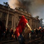 Migliaia di persone si sono mosse verso La Moneda, palazzo in cui ha sede il governo di Pinera Migliaia di persone si sono mosse verso La Moneda, palazzo in cui ha sede il governo di Pinera