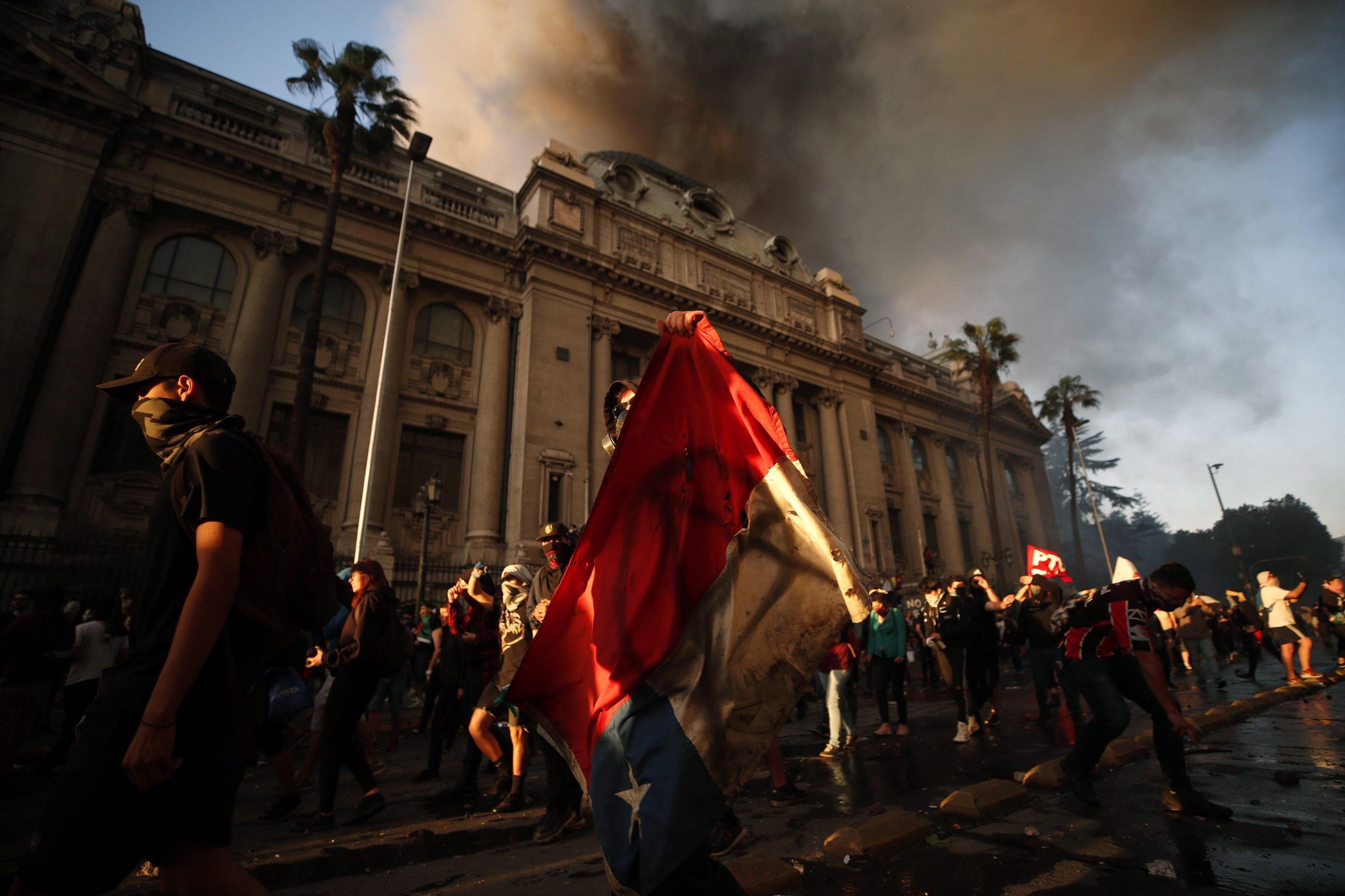 Migliaia di persone si sono mosse verso La Moneda, palazzo in cui ha sede il governo di Pinera Migliaia di persone si sono mosse verso La Moneda, palazzo in cui ha sede il governo di Pinera