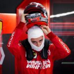 Il pilota monegasco Charles Leclerc della Ferrari si prepara a salire in macchina