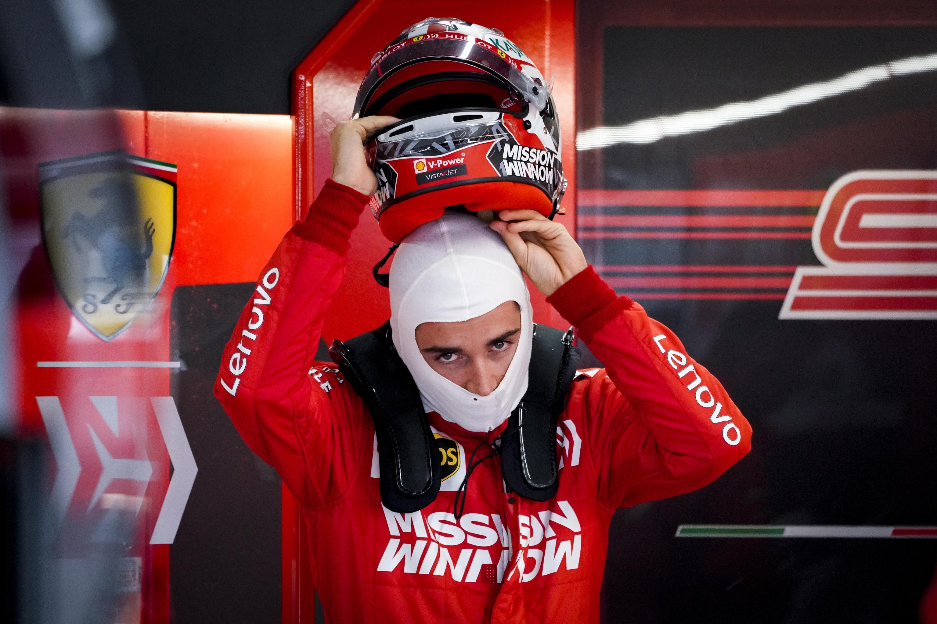 Il pilota monegasco Charles Leclerc della Ferrari si prepara a salire in macchina