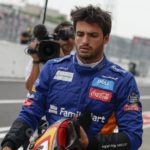 Il pilota spagnolo di Formula 1 Carlos Sainz della McLaren percorre la pit lane