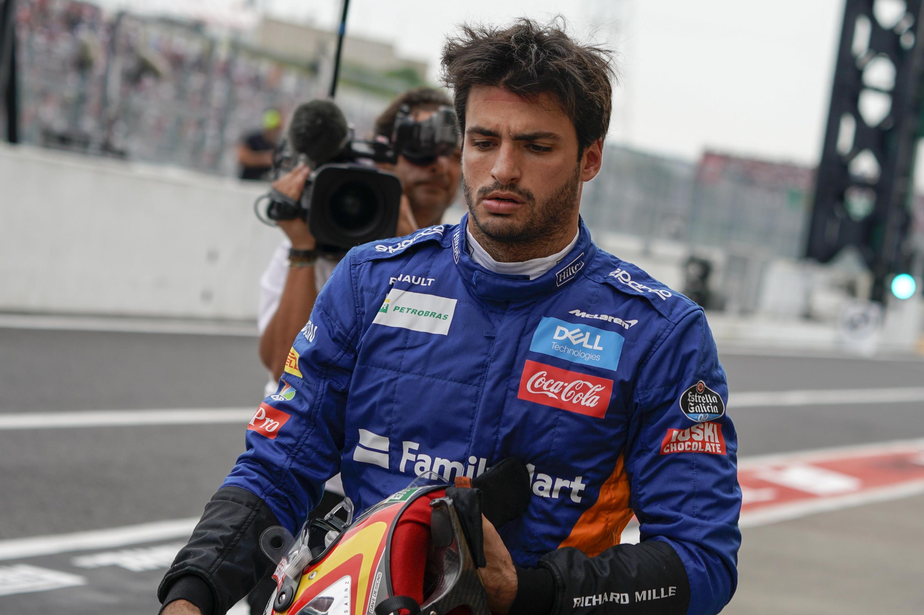 Il pilota spagnolo di Formula 1 Carlos Sainz della McLaren percorre la pit lane