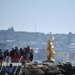 Visitatori si riuniscono attorno alla scultura 'Mad Liberty' dell'artista cinese Wang Kiafang