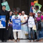 Papa Francesco con i fedeli al Sinodo speciale sull'Amazzonia