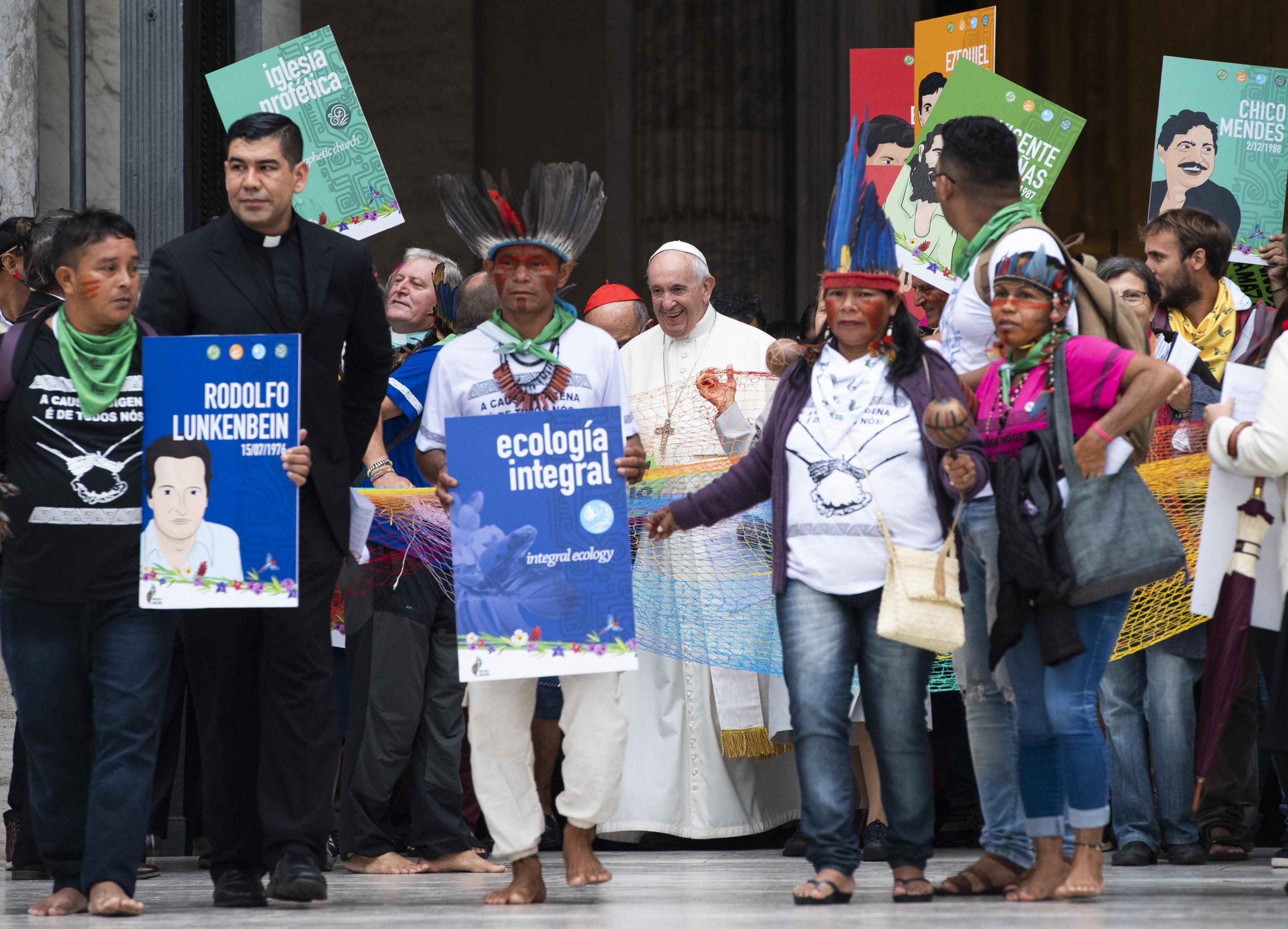 Papa Francesco con i fedeli al Sinodo speciale sull'Amazzonia