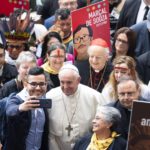 Papa Francesco concede un selfie a un fedele