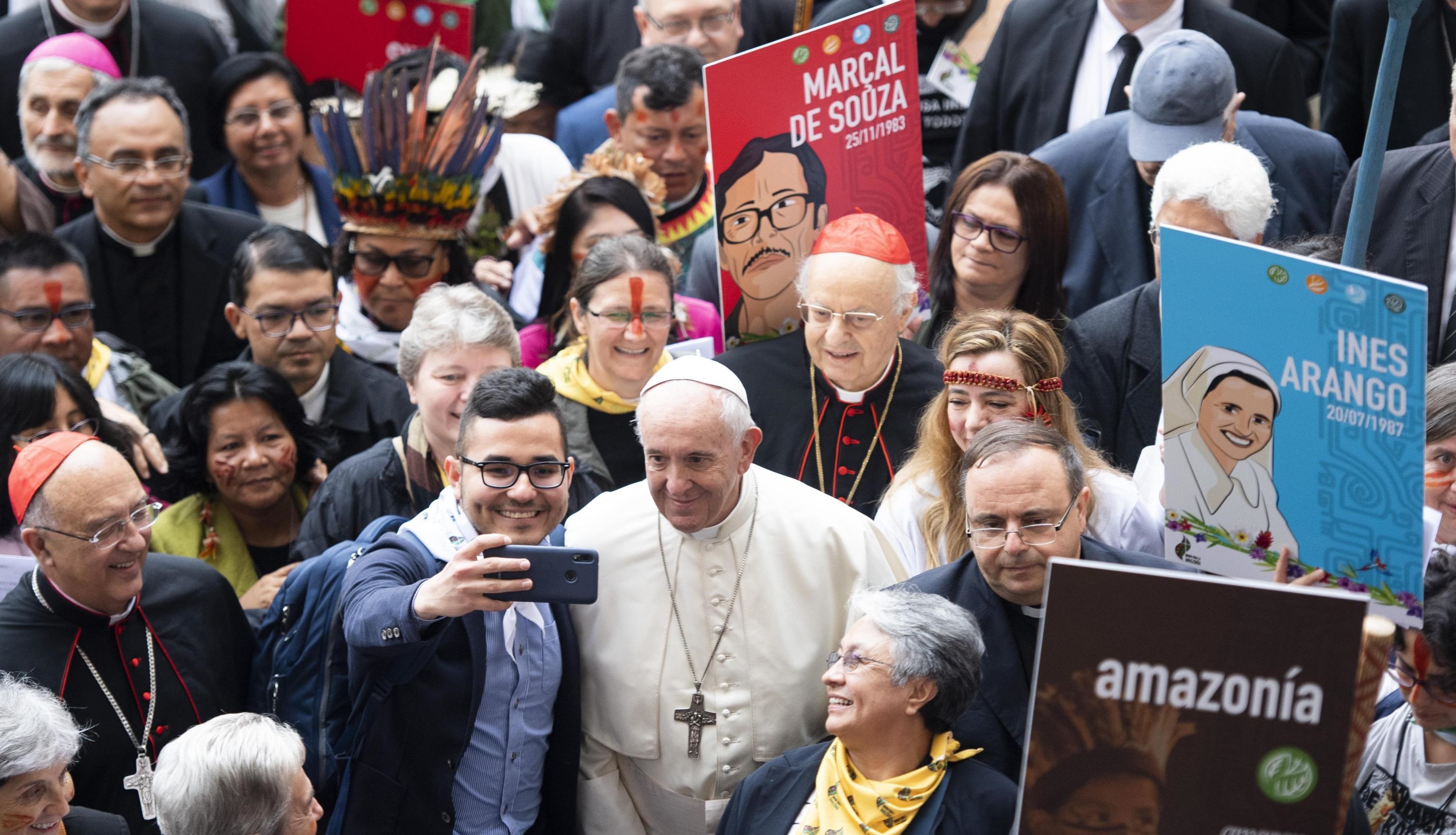 Papa Francesco concede un selfie a un fedele