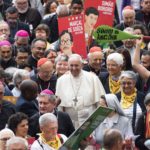 Papa Francesco accolto dai fedeli in occasione del Sinodo speciale “Amazzonia: nuovi cammini per la Chiesa e per una ecologia integrale”