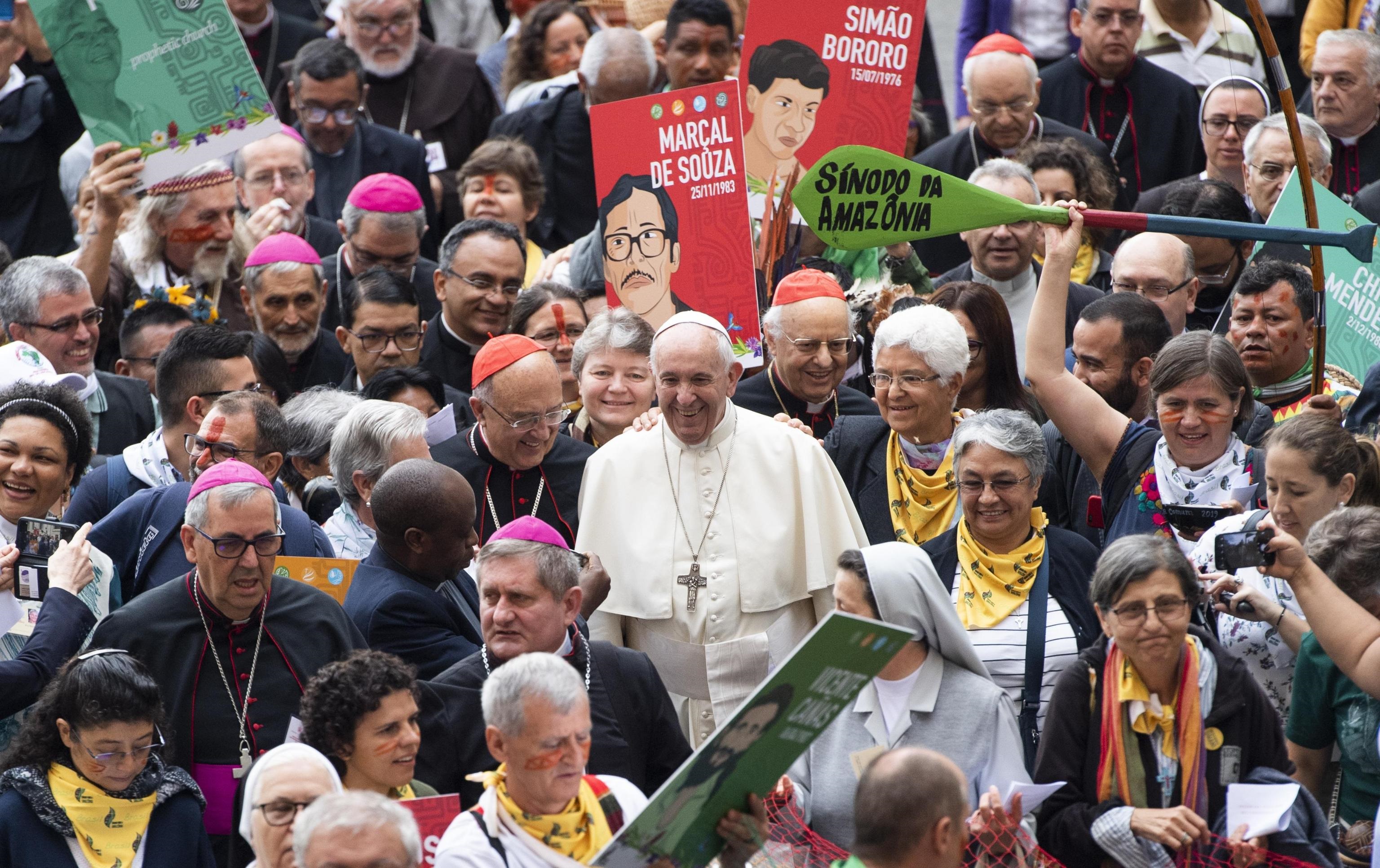 Papa Francesco accolto dai fedeli in occasione del Sinodo speciale “Amazzonia: nuovi cammini per la Chiesa e per una ecologia integrale”