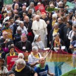 Papa Francesco in mezzo ai fedeli durante il Sinodo