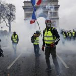 I gilet gialli, l'1 dicembre 2018, protestano davanti l'arco di Trionfo I gilet gialli, l'1 dicembre 2018, protestano davanti l'arco di Trionfo