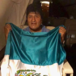 Evo Morales in aereo verso il Messico, dove godrà dell’asilo politico. L'ex presidente della Bolivia si è dimesso a causa dell'escalation di proteste successive alla sua rielezione